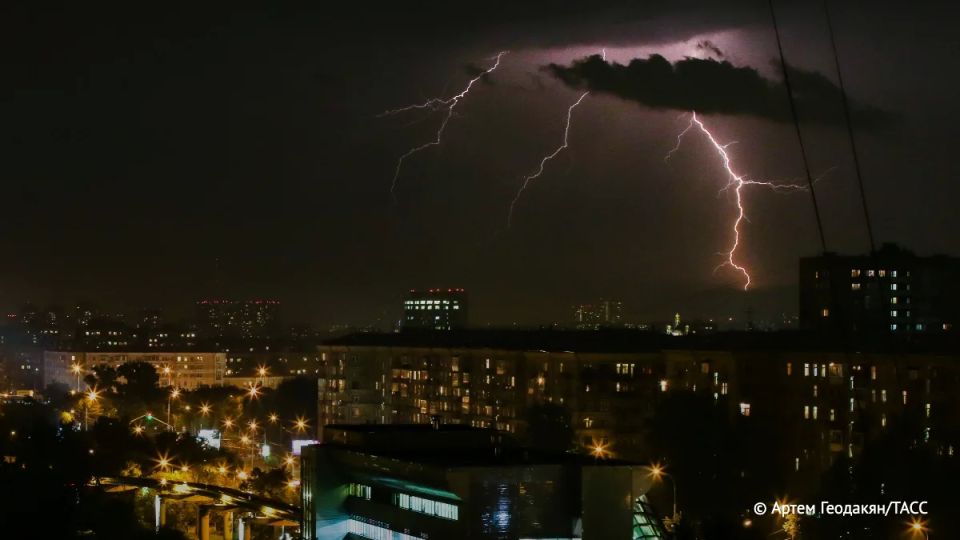 Желтый уровень опасности ввели до пятницы в Московском регионе из-за гроз, сообщили ТАСС в Гидрометцентре РФ