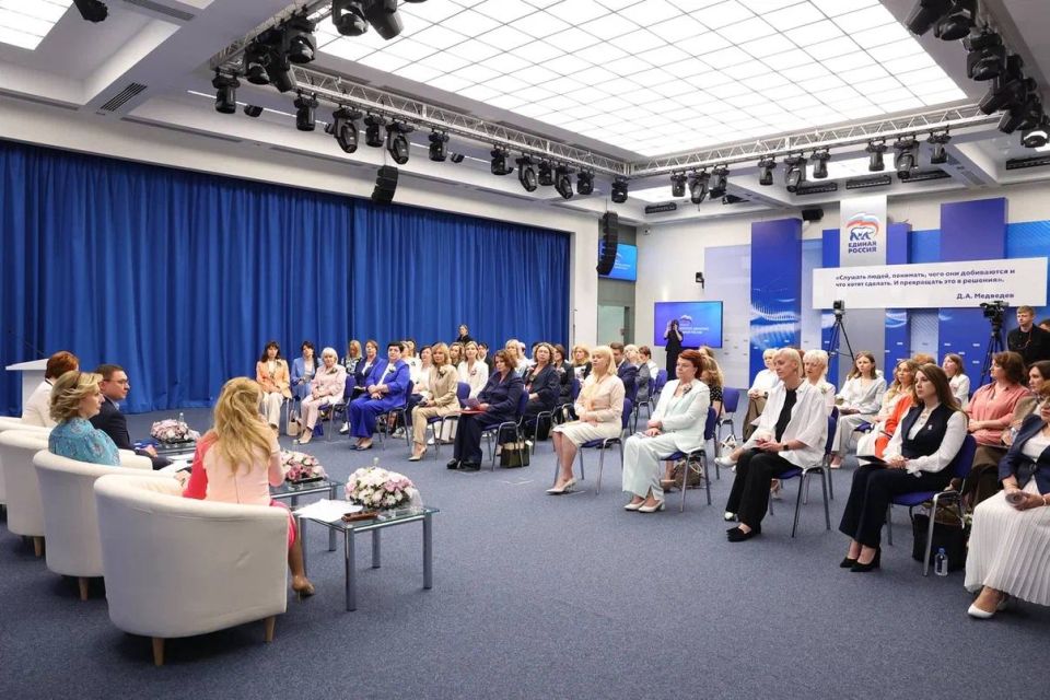 Накануне итогового отчетно-программного форума «Единой России» координаторы Женского движения Центрального федерального округа и председатели общественных советов встретились с секретарём Генсовета партии Владимиром Якушевым Накануне итогового отчетно-программного форума «Единой России» координаторы Женского движения Центрального федерального округа и председатели общественных советов встретились с секретарём Генсовета партии Владимиром Якушевым