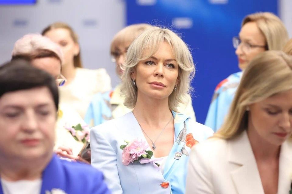 Накануне итогового отчетно-программного форума «Единой России» координаторы Женского движения Центрального федерального округа и председатели общественных советов встретились с секретарём Генсовета партии Владимиром Якушевым Накануне итогового отчетно-программного форума «Единой России» координаторы Женского движения Центрального федерального округа и председатели общественных советов встретились с секретарём Генсовета партии Владимиром Якушевым