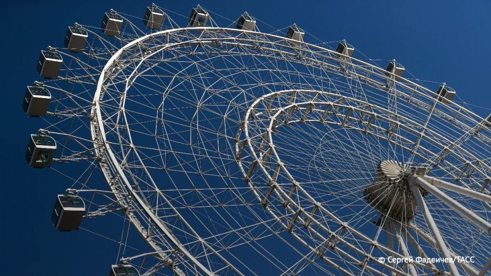 В столице для 26 пар 26 июля проведут церемонии бракосочетания на колесе обозрения "Солнце Москвы", сообщила начальник управления ЗАГС Москвы Светлана Уханева