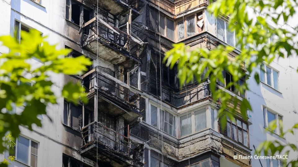 Два человека пострадали при пожаре в доме на западе Москвы, сообщили ТАСС в экстренных службах