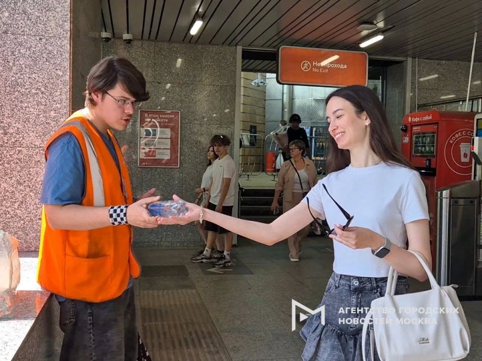 В Москве вновь раздают питьевую воду в метро из-за жары — сегодня воздух в столице прогреется до +32 градусов