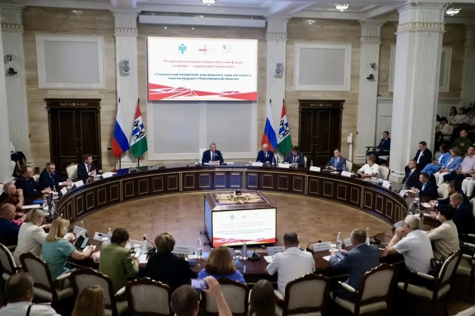 Заместитель руководителя Федерального казначейства Александр Михайлик вместе с Губернатором Новосибирской области Андреем Травниковым и главным федеральным инспектором по Новосибирской области Николаем Буймовым принял...