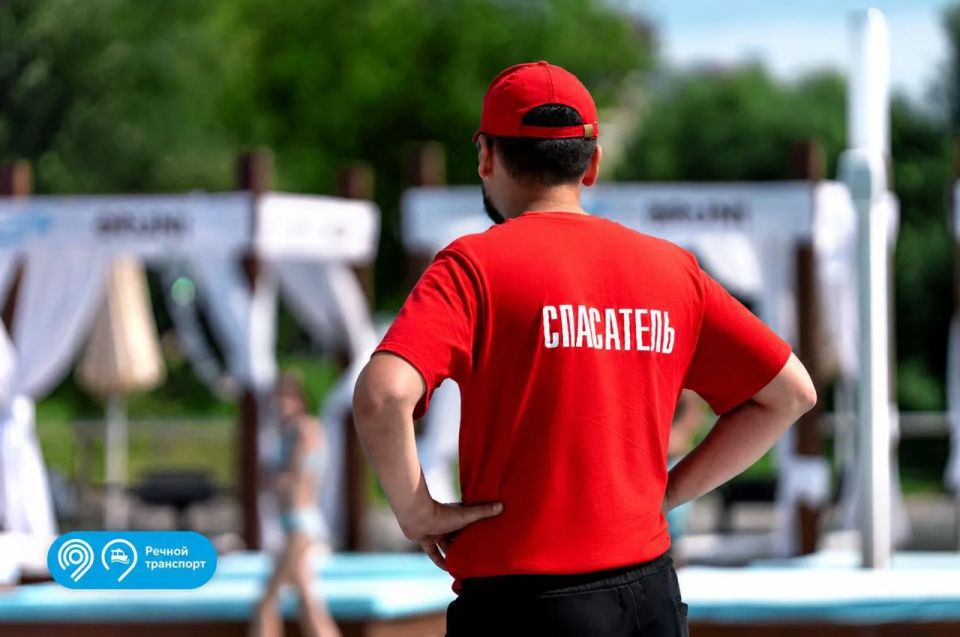 Мы выбираем загорать у бассейнов на Северном речном вокзале Мы выбираем загорать у бассейнов на Северном речном вокзале