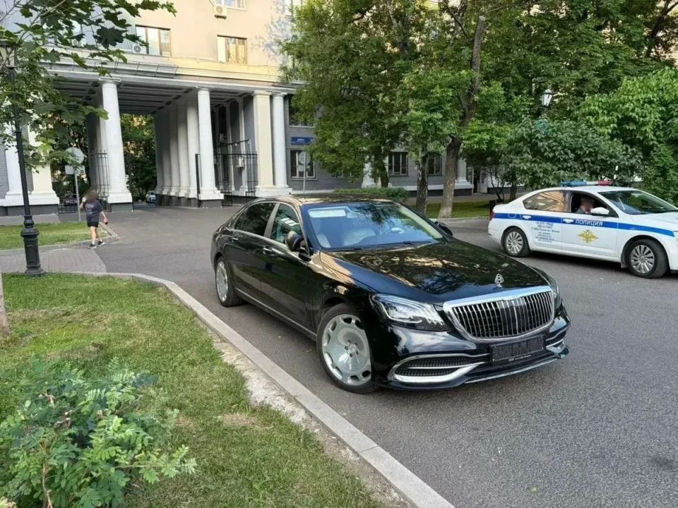 Премиум-статус не спас: столичные Госавтоинспекторы задержали водителя «Майбаха» с подложными номерами, ранее лишенного водительского удостоверения Премиум-статус не спас: столичные Госавтоинспекторы задержали водителя «Майбаха» с подложными номерами, ранее лишенного водительского удостоверения