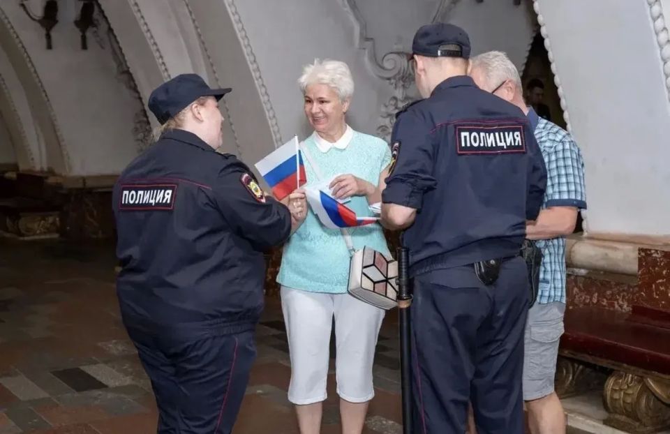 В московском метро полицейские поздравили пассажиров с Днем России В московском метро полицейские поздравили пассажиров с Днем России
