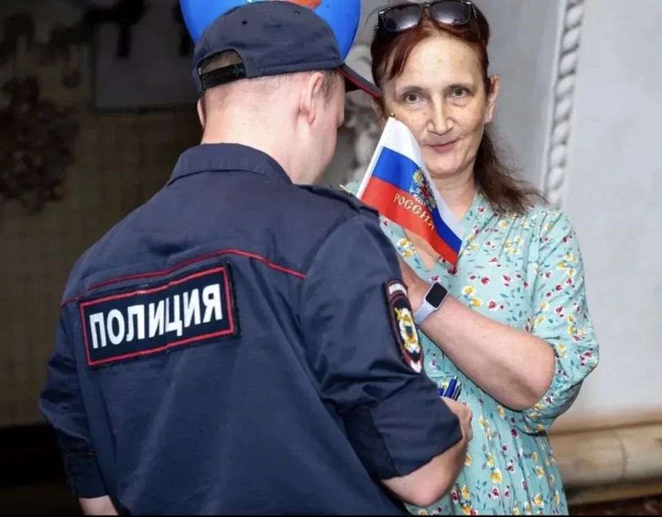 В московском метро полицейские поздравили пассажиров с Днем России В московском метро полицейские поздравили пассажиров с Днем России