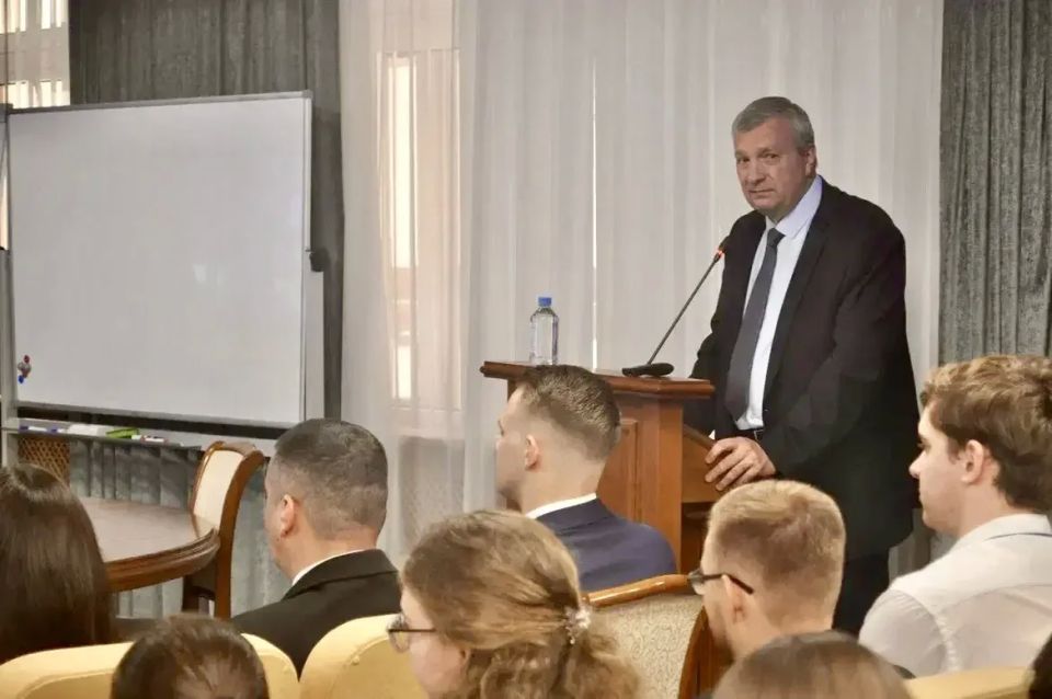 В Росфинмониторинге прошли просветительские мероприятия в честь Дня России В Росфинмониторинге прошли просветительские мероприятия в честь Дня России