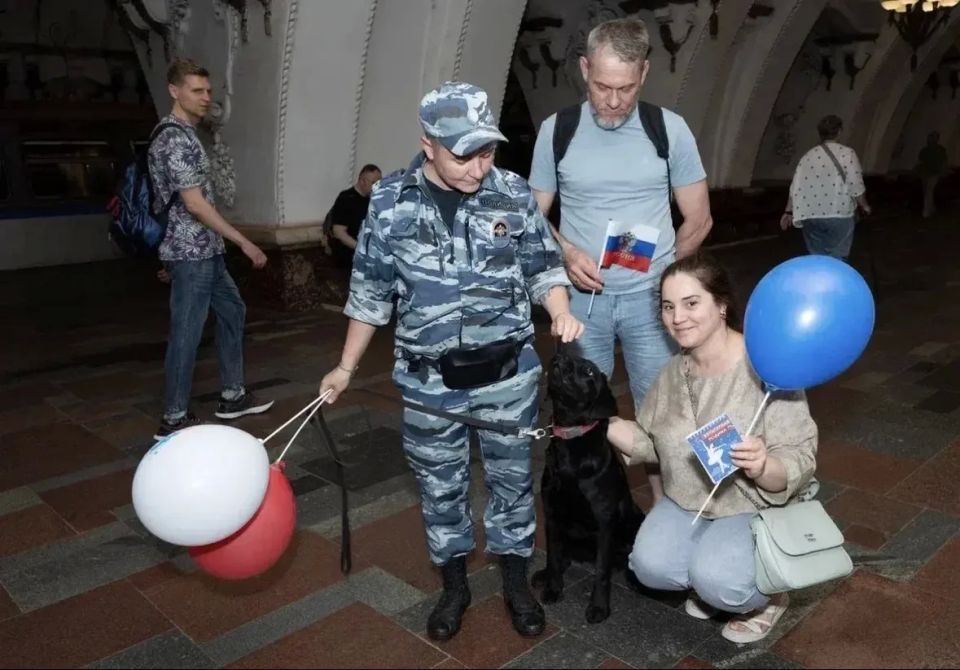 В московском метро полицейские поздравили пассажиров с Днем России В московском метро полицейские поздравили пассажиров с Днем России