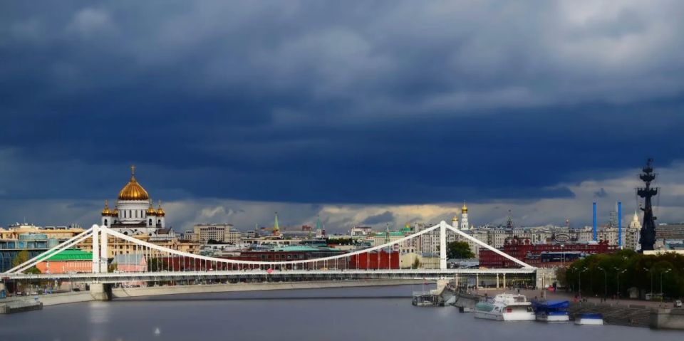 Дождь с грозой и ветром до 15 м/с ожидается в Москве в ближайший час и до 21:00, предупредили городские власти