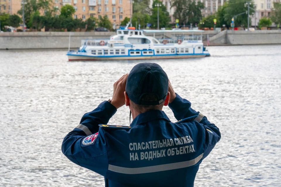 Около 120 спасателей патрулируют столичные реки и водоемы из-за жаркой погоды