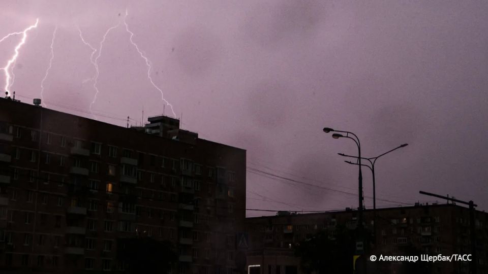 Почти половина месячной нормы осадков выпала в ряде районов Москвы, сообщает комплекс городского хозяйства мэрии