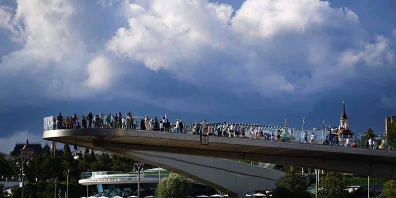 В Москве непогода. В ближайший час с сохранением до 03:00 14 июня в отдельных районах столицы ожидаются сильный дождь, местами ливень, гроза, град, при грозе усиление ветра с порывами до 17 м/с