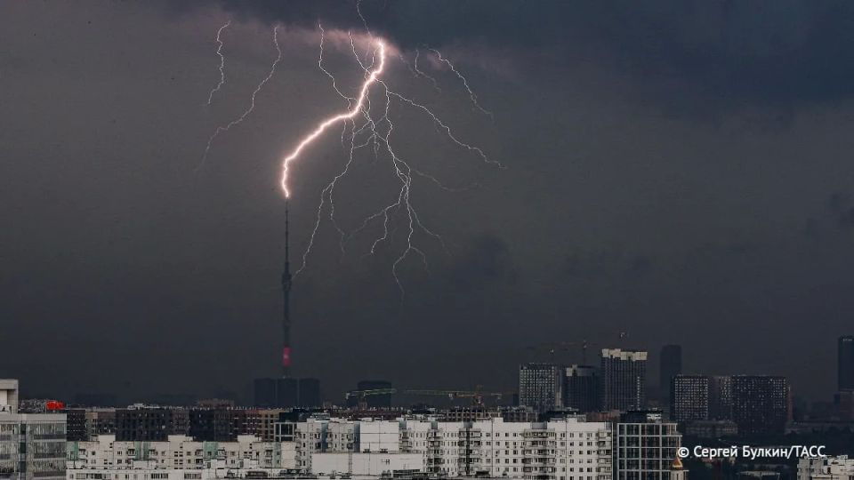 Гроза с ливнем может начаться в Москве после полудня и принести до 13 мм осадков, сообщили ТАСС в Гидрометцентре РФ