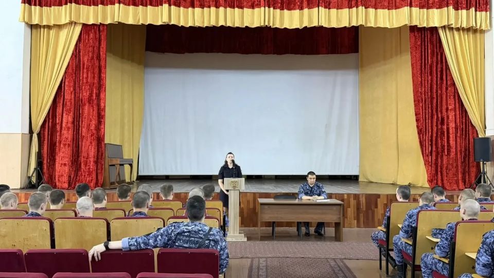 Транспортные полицейские столичного Курского вокзала рассказали о вреде наркотиков и ответственности за их незаконный оборот
