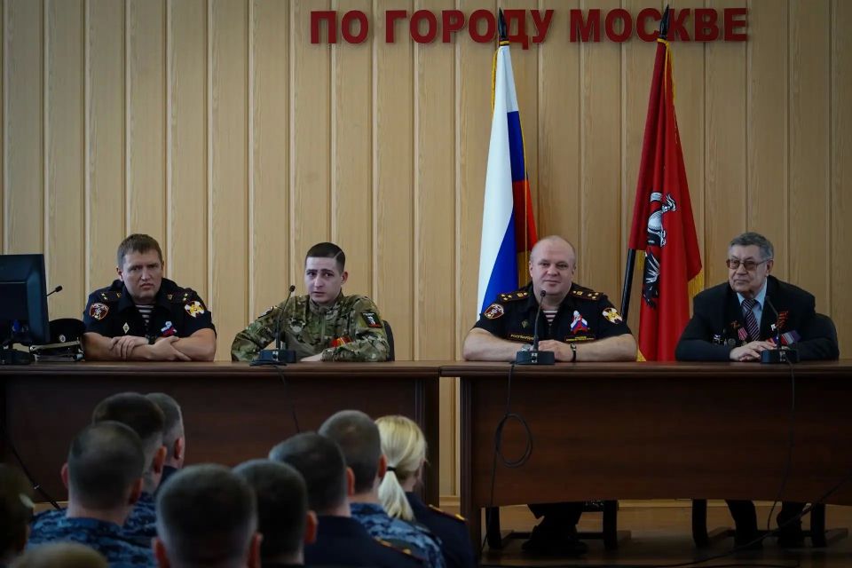 Сотрудники вневедомственной охраны Главного управления Росгвардии по г. Москве организовали встречу с росгвардейцами, прошедшими первоначальную подготовку в Центре профессиональной подготовки им. Героя Советского Союза С.Х.... Сотрудники вневедомственной охраны Главного управления Росгвардии по г. Москве организовали встречу с росгвардейцами, прошедшими первоначальную подготовку в Центре профессиональной подготовки им. Героя Советского Союза С.Х....