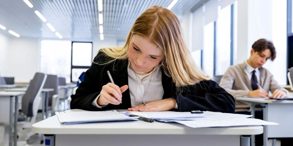 Сегодня старшеклассники сдают ЕГЭ по биологии, географии и иностранным языкам (письменная часть)
