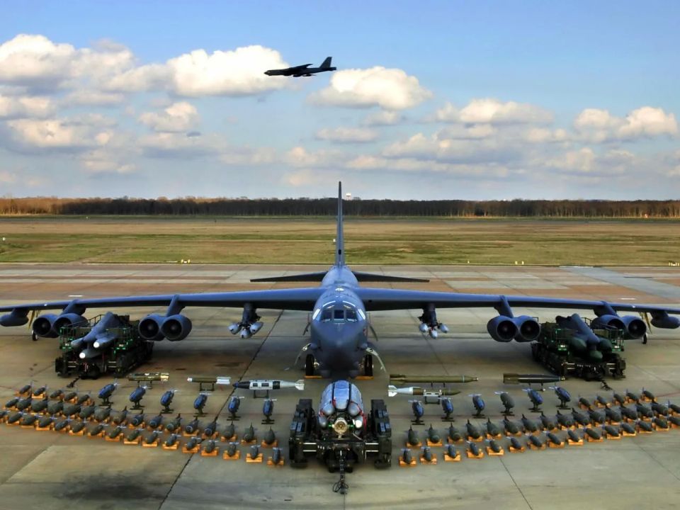Стратегический бомбардировщик США разбился после взлёта с авиабазы Эдвардс в Калифорнии Стратегический бомбардировщик США разбился после взлёта с авиабазы Эдвардс в Калифорнии