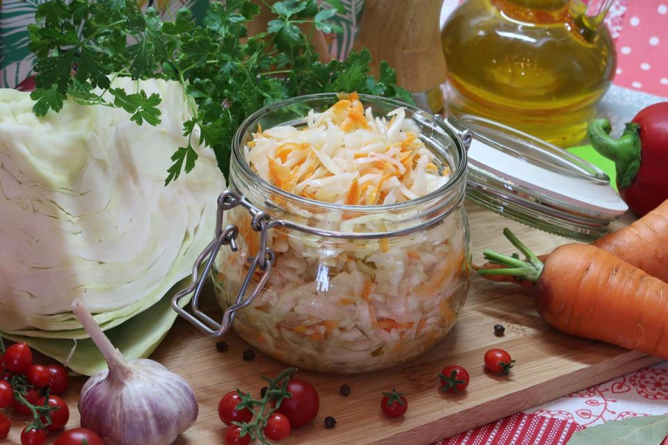 Простой рецепт маринованной капусты, который стоит попробовать