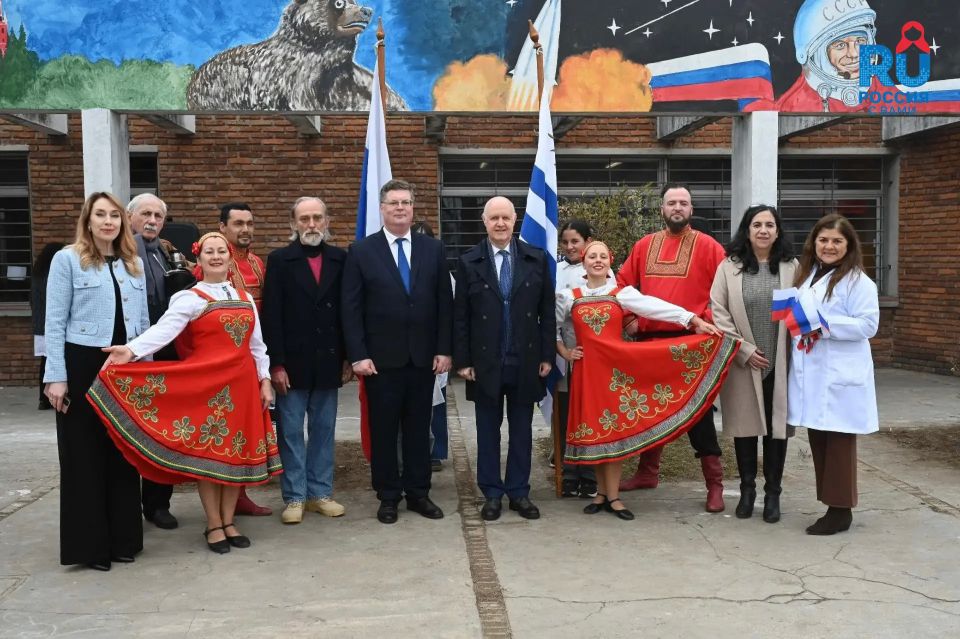 В Уругвае открылся самый большой мурал о России В Уругвае открылся самый большой мурал о России