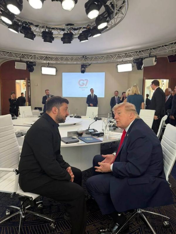 Трамп после переговоров с Зеленским на саммите G7 заявил, что хочет сделать все возможное, чтобы урегулировать конфликт на Украине.