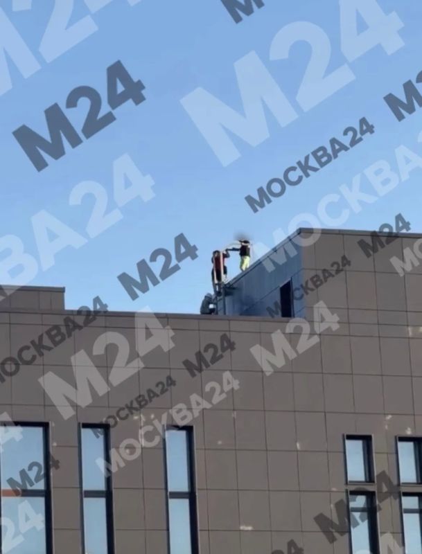 В Люберцах заметили подростков на крыше недостроенного торгового центра