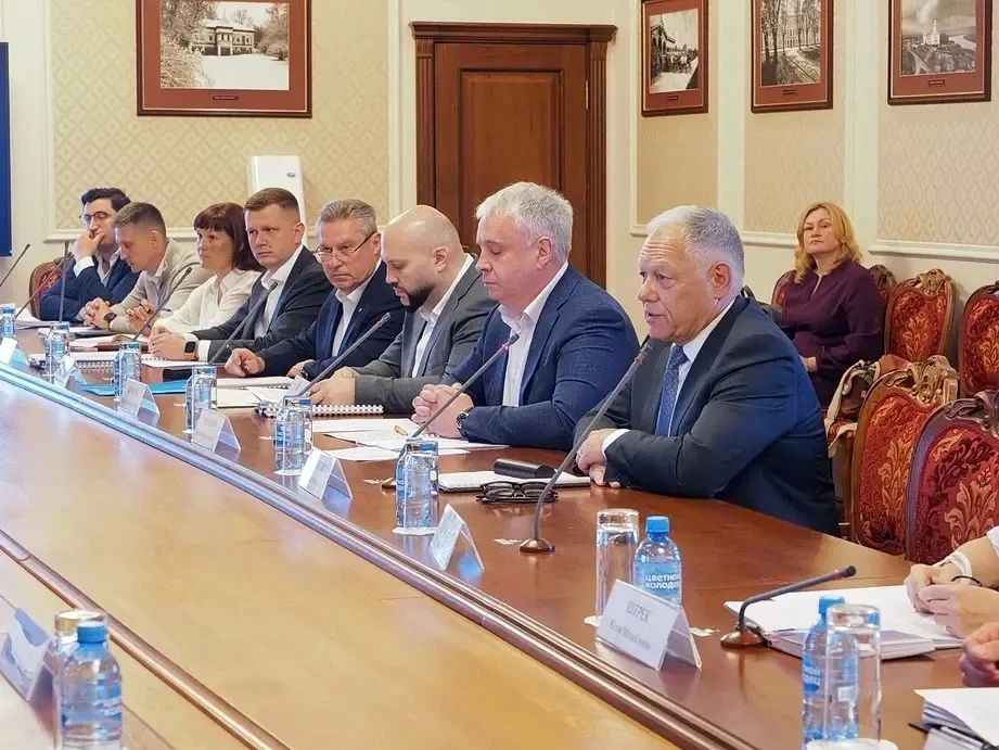 Глава Автодора Вячеслав Петушенко провел рабочую встречу с губернатором Калужской области Владиславом Шапшой, где обсудили ход масштабной реконструкции трассы М-3 «Украина» с 65-го по 124-й км.