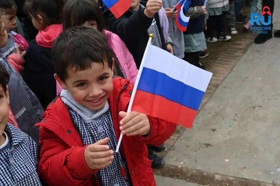 В Уругвае открылся самый большой мурал о России В Уругвае открылся самый большой мурал о России