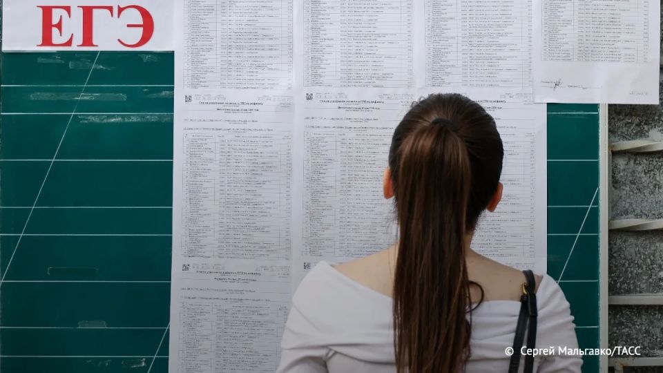 Рособрнадзор предупредил о мошенниках, предлагающих "повысить" баллы ЕГЭ за деньги