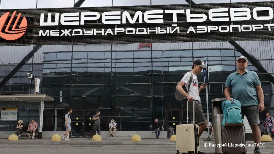 Службы аэропорта Шереметьево оперативно обеспечили эвакуацию пассажиров в безопасные места, в том числе с бортов самолетов, сообщает авиагавань