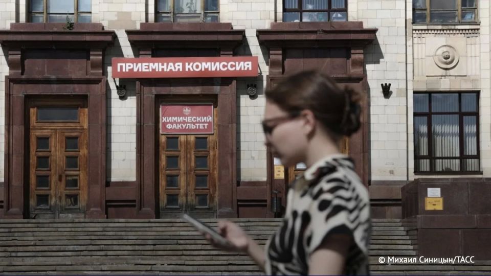 Прием заявлений в вузы начался на "Госуслугах", сообщили в Минцифры