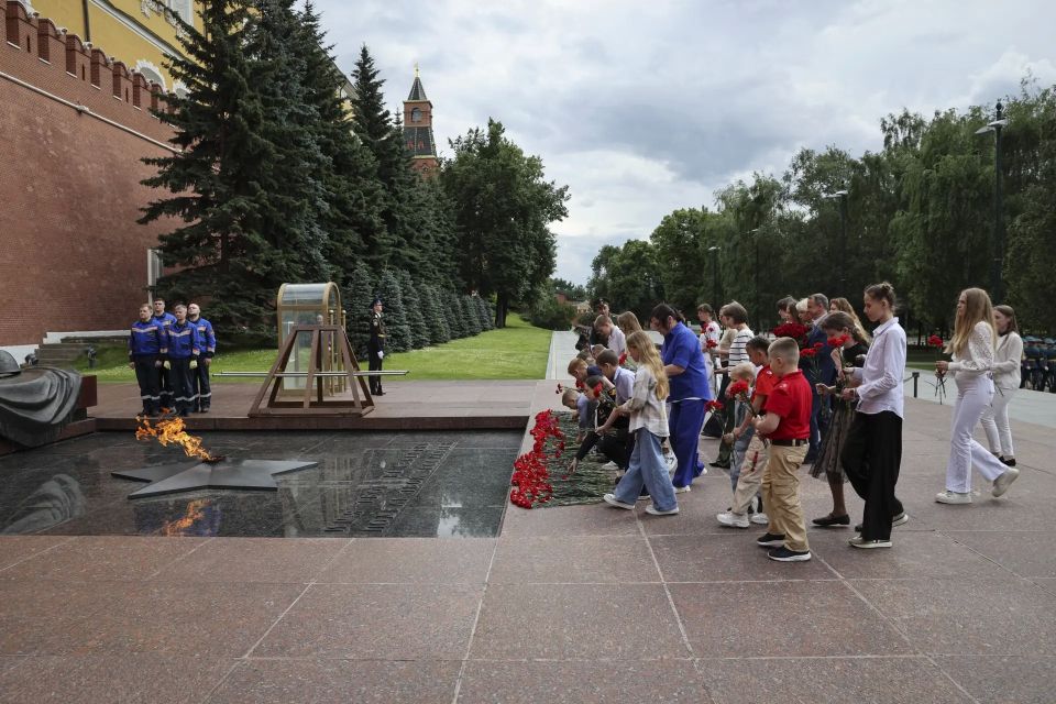 Юные победители всероссийского конкурса «Рисуем с детьми Вечный огонь» приняли участие в торжественной церемонии профилактики Вечного огня Юные победители всероссийского конкурса «Рисуем с детьми Вечный огонь» приняли участие в торжественной церемонии профилактики Вечного огня