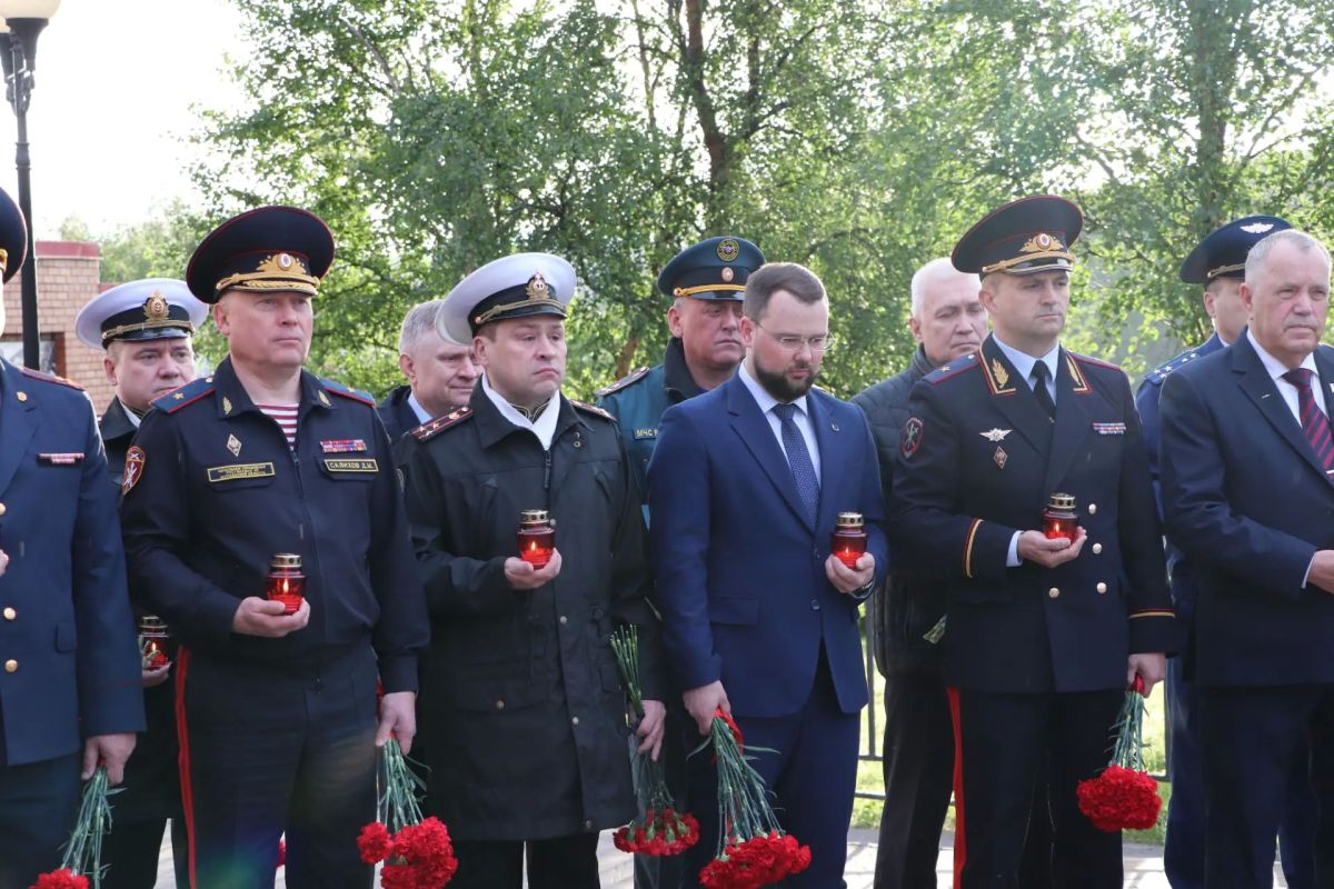 Офицеры военных следственных органов СК России почтили память героев Великой Отечественной войны в День памяти и скорби Офицеры военных следственных органов СК России почтили память героев Великой Отечественной войны в День памяти и скорби