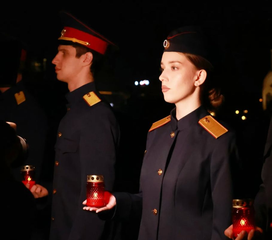 Сотрудники СК России и курсанты ведомственной академии приняли участие во Всероссийской мемориальной акции «Свеча памяти» у Музея Победы на Поклонной горе Сотрудники СК России и курсанты ведомственной академии приняли участие во Всероссийской мемориальной акции «Свеча памяти» у Музея Победы на Поклонной горе