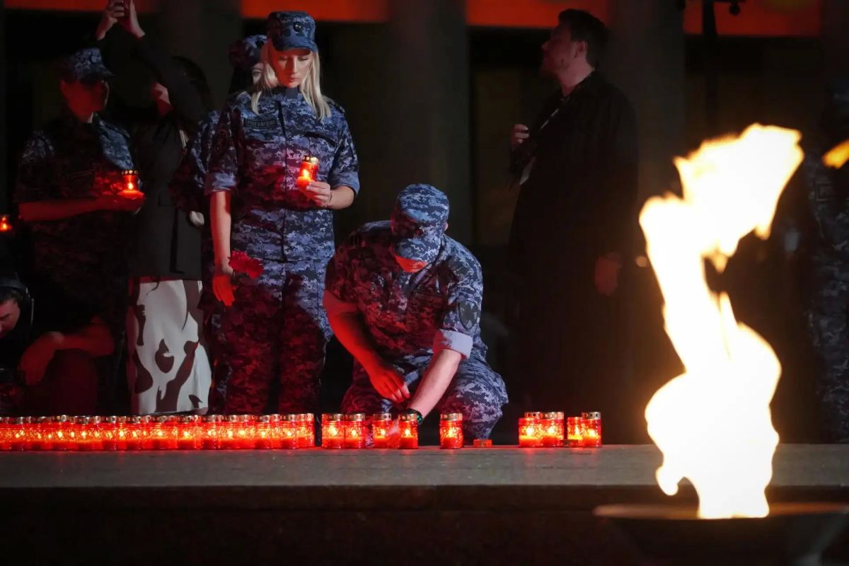 В день 85-й годовщины начала Великой Отечественной войны сотрудники столичного главка Росгвардии приняли участие в акции «Свеча памяти» В день 85-й годовщины начала Великой Отечественной войны сотрудники столичного главка Росгвардии приняли участие в акции «Свеча памяти»