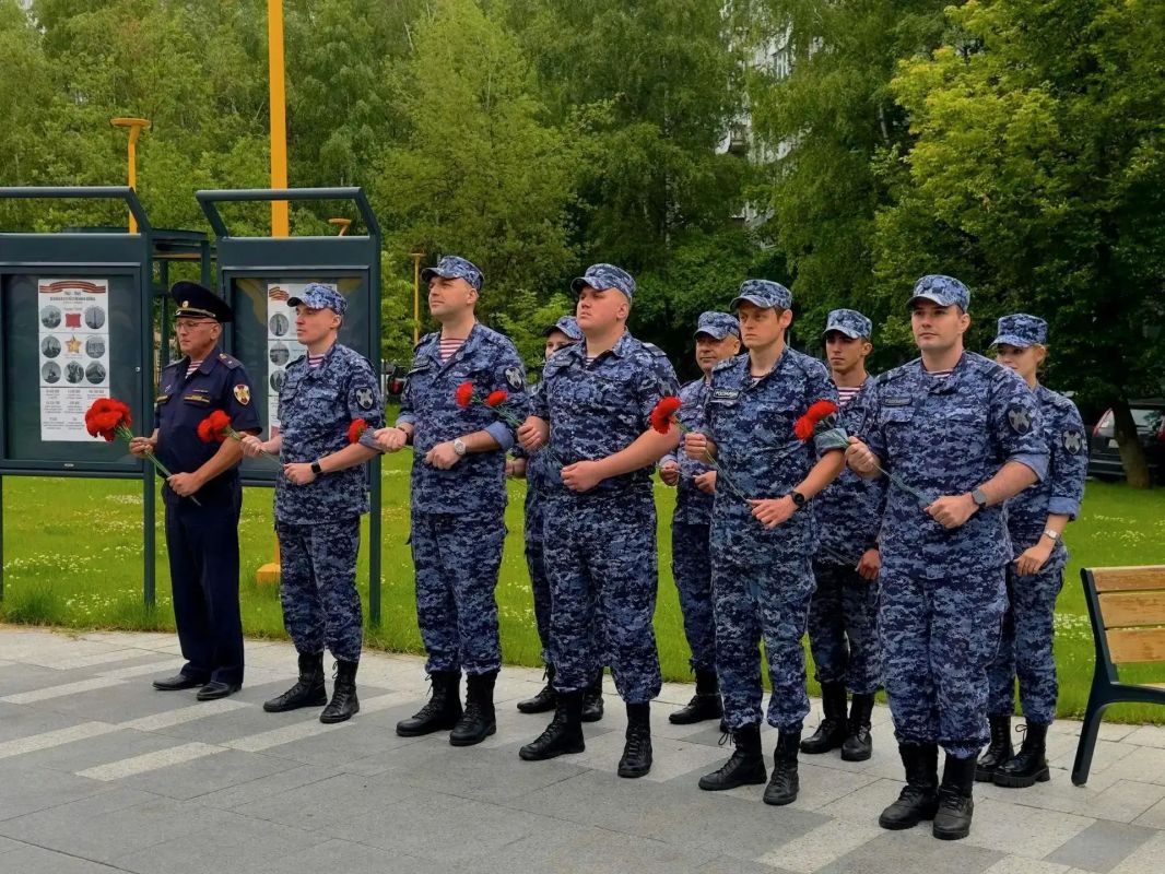 Московские росгвардейцы почтили память героев Великой Отечественной войны Московские росгвардейцы почтили память героев Великой Отечественной войны