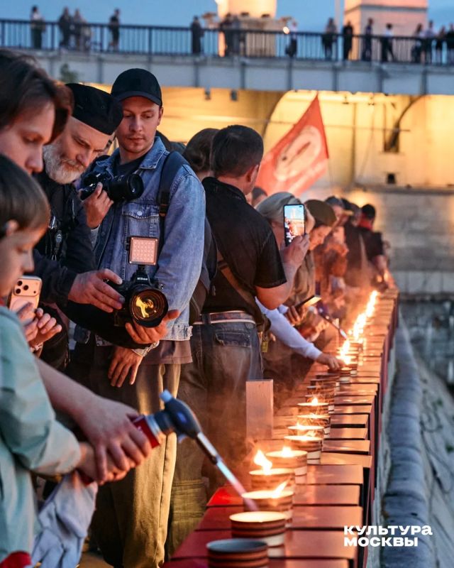 Вечером 21 июня, в преддверии Дня памяти и скорби, на Крымской набережной в «Музеоне» вновь зажигают 1418 свечей — по числу дней Великой Отечественной войны Вечером 21 июня, в преддверии Дня памяти и скорби, на Крымской набережной в «Музеоне» вновь зажигают 1418 свечей — по числу дней Великой Отечественной войны