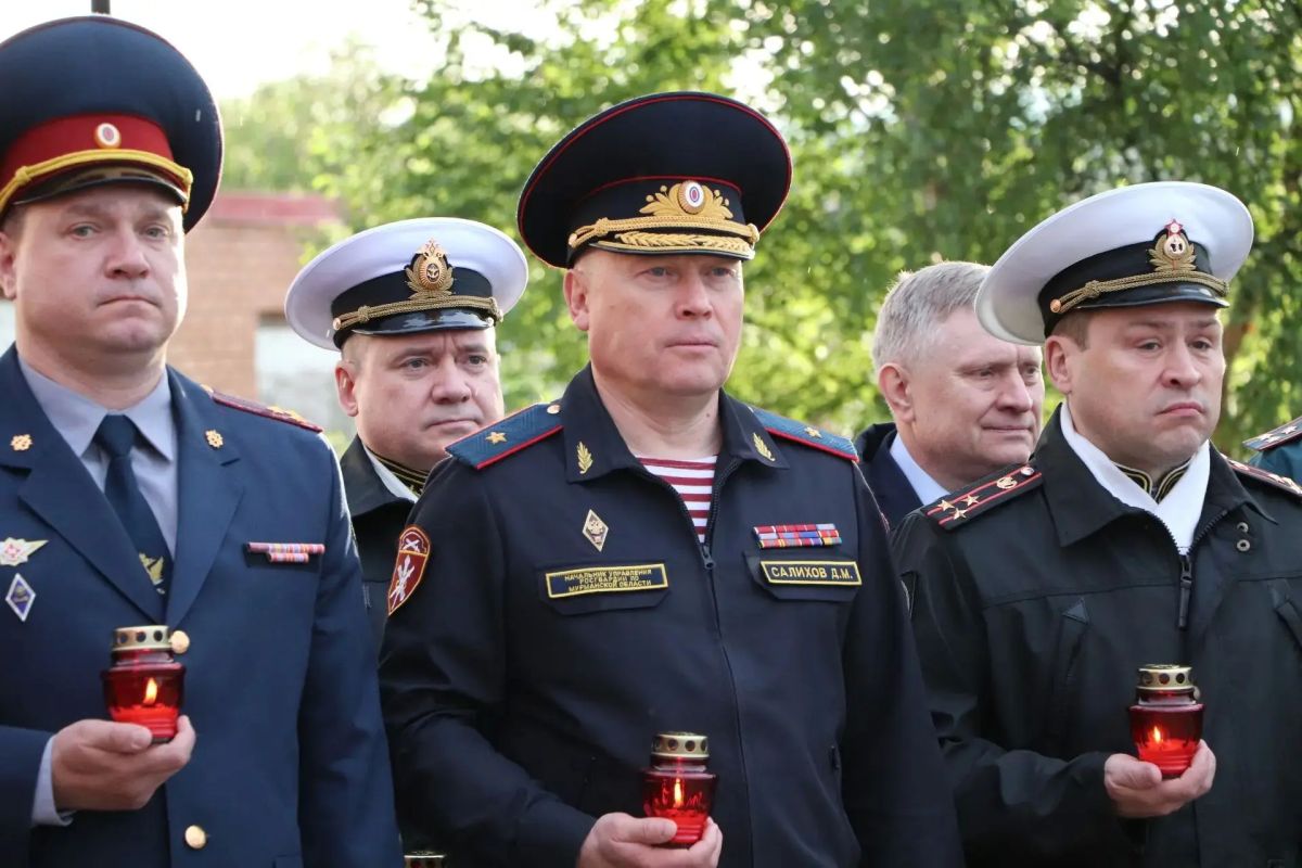 Офицеры военных следственных органов СК России почтили память героев Великой Отечественной войны в День памяти и скорби Офицеры военных следственных органов СК России почтили память героев Великой Отечественной войны в День памяти и скорби