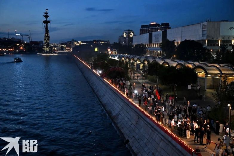 «Свеча памяти»: в Москве зажглись 1418 свечей «Свеча памяти»: в Москве зажглись 1418 свечей