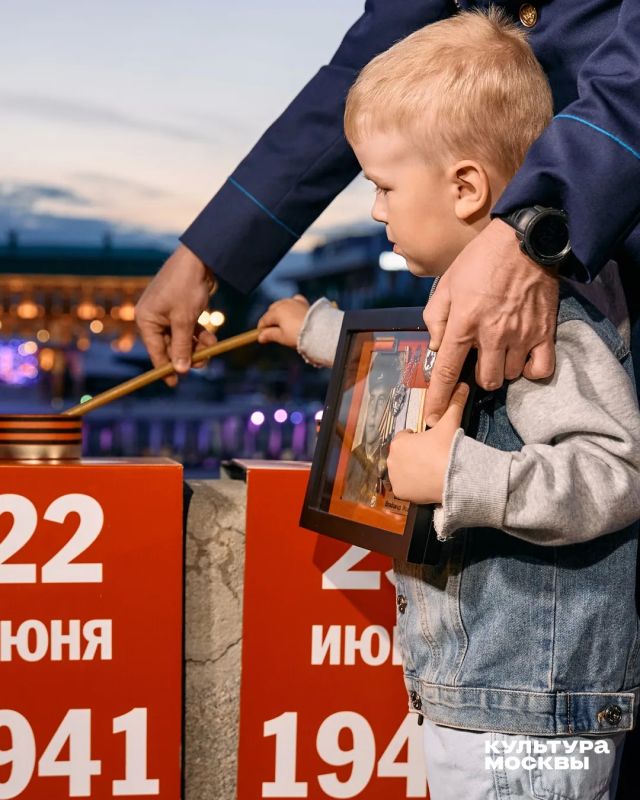 Вечером 21 июня, в преддверии Дня памяти и скорби, на Крымской набережной в «Музеоне» вновь зажигают 1418 свечей — по числу дней Великой Отечественной войны Вечером 21 июня, в преддверии Дня памяти и скорби, на Крымской набережной в «Музеоне» вновь зажигают 1418 свечей — по числу дней Великой Отечественной войны