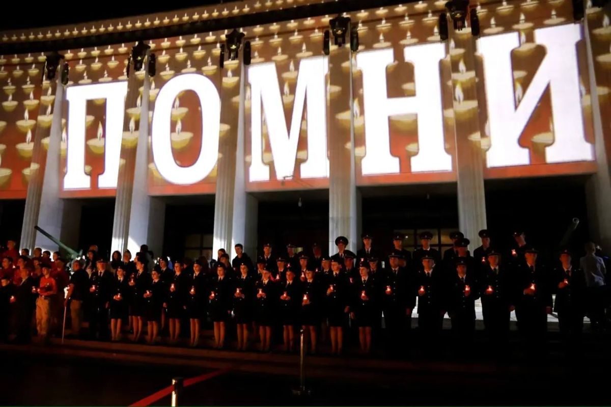 #важныедаты #22июня. Руководство и слушатели Центра профессиональной подготовки УТ МВД России по ЦФО зажгли «Свечи памяти» на Поклонной горе Когда 85 лет назад первые бомбы обрушились на спящие города, возле Музея Победы на...