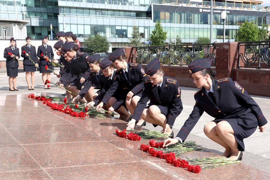 В День памяти и скорби в Москве состоялась традиционная церемония возложения венков и цветов к воинским мемориалам В День памяти и скорби в Москве состоялась традиционная церемония возложения венков и цветов к воинским мемориалам