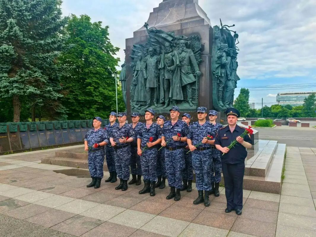 Московские росгвардейцы почтили память героев Великой Отечественной войны Московские росгвардейцы почтили память героев Великой Отечественной войны