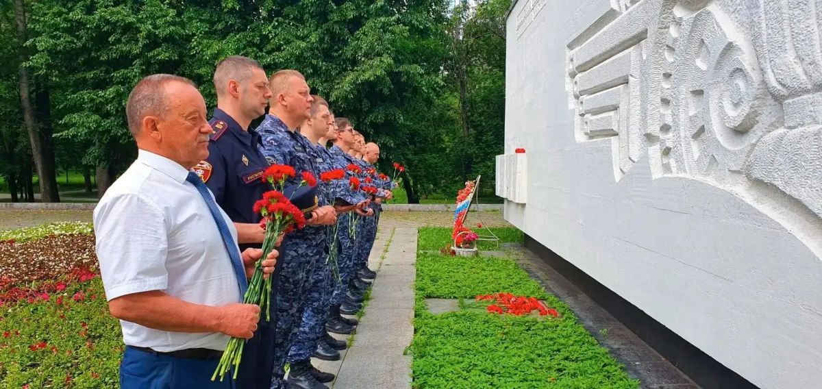 Московские росгвардейцы почтили память героев Великой Отечественной войны Московские росгвардейцы почтили память героев Великой Отечественной войны