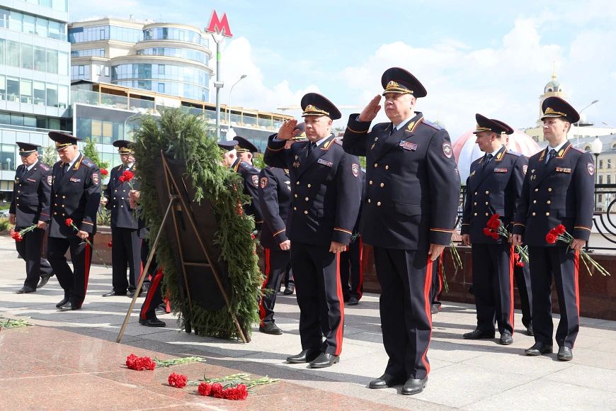 В День памяти и скорби в Москве состоялась традиционная церемония возложения венков и цветов к воинским мемориалам В День памяти и скорби в Москве состоялась традиционная церемония возложения венков и цветов к воинским мемориалам