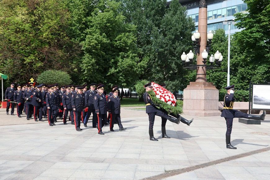 В День памяти и скорби в Москве состоялась традиционная церемония возложения венков и цветов к воинским мемориалам В День памяти и скорби в Москве состоялась традиционная церемония возложения венков и цветов к воинским мемориалам