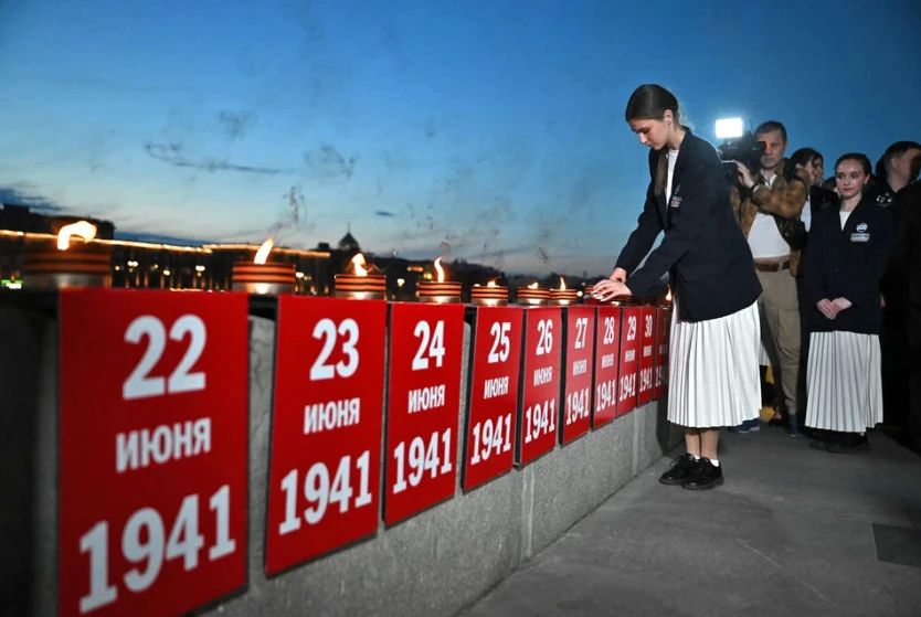 «Свеча памяти»: в Москве зажглись 1418 свечей «Свеча памяти»: в Москве зажглись 1418 свечей
