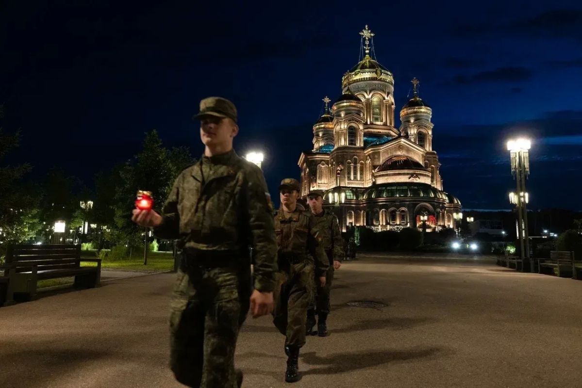 Российские военные приняли участие в акции «Свеча памяти» у стен Главного храма ВС РФ Российские военные приняли участие в акции «Свеча памяти» у стен Главного храма ВС РФ