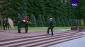 Путин принял участие в торжественной церемонии возложения венка к Могиле Неизвестного Солдата в Москве