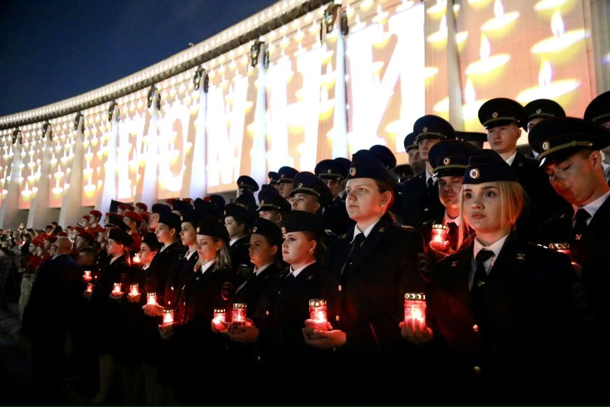 #важныедаты #22июня. Руководство и слушатели Центра профессиональной подготовки УТ МВД России по ЦФО зажгли «Свечи памяти» на Поклонной горе Когда 85 лет назад первые бомбы обрушились на спящие города, возле Музея Победы на... #важныедаты #22июня. Руководство и слушатели Центра профессиональной подготовки УТ МВД России по ЦФО зажгли «Свечи памяти» на Поклонной горе Когда 85 лет назад первые бомбы обрушились на спящие города, возле Музея Победы на...